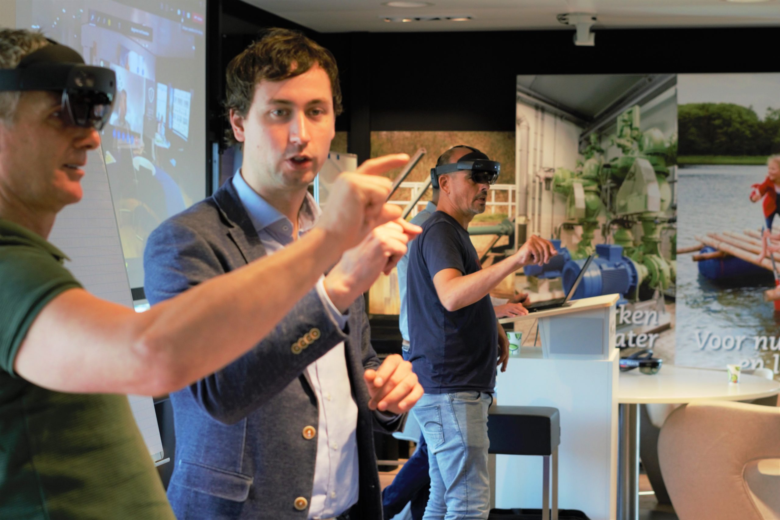 De Hololens: een bril waarmee virtuele beelden worden geprojecteerd op de brilglazen om vakmanschap op afstand te leren.