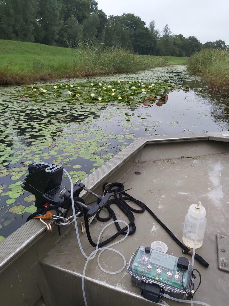 Boot waarmee water uit de sloot wordt gehaald om aan de hand eDNA muskus- en beverratten te detecteren.