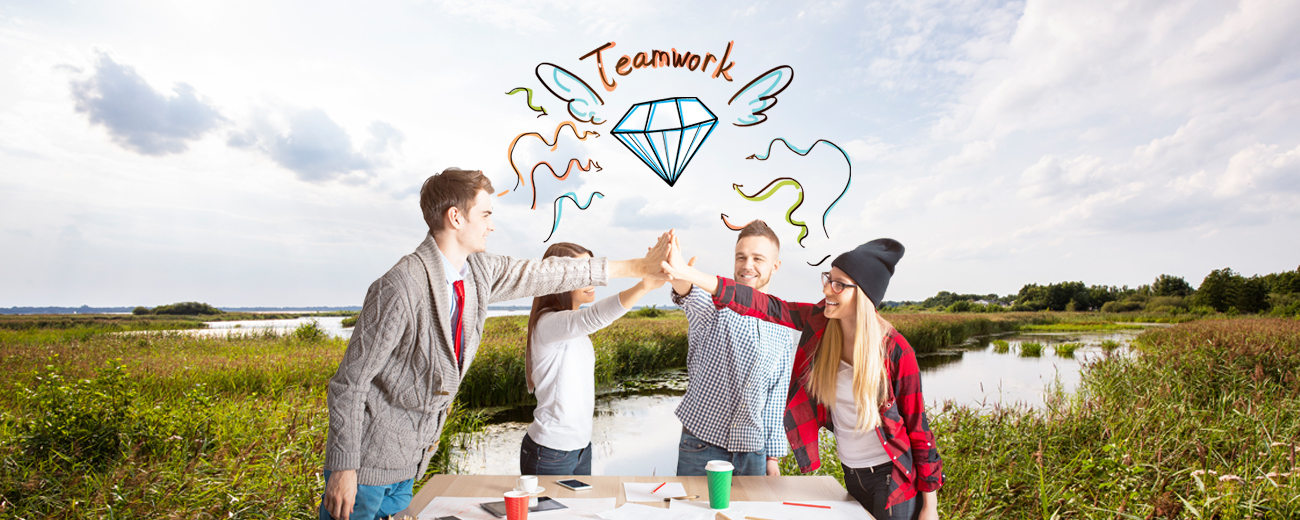 Banner aankondiging waterinnovatieprijs 2023/24. Vier mensen die met handen bij elkaar teambuilding uitbeelden