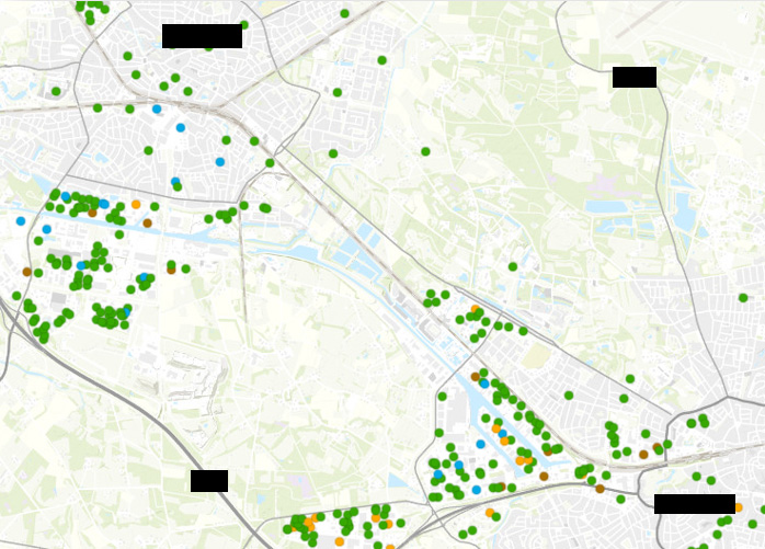 Grafische kaart van een landelijk gebied waar water doorheen loopt. op de kaart staan groene, oranje, blauwe en rode stippen aangegeven. De groene stippen hebben de overhand